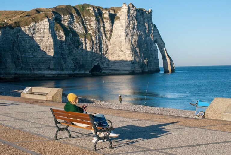 falaise d 'Étretat a deux pas du havre